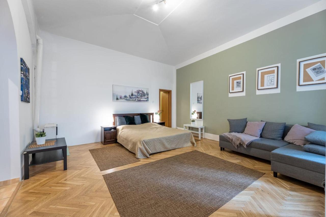 Spacious 3 Bedroom Apartment In The Heart Of Прага Екстер'єр фото